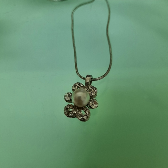 Floral pearl necklace - Picture 2 of 2